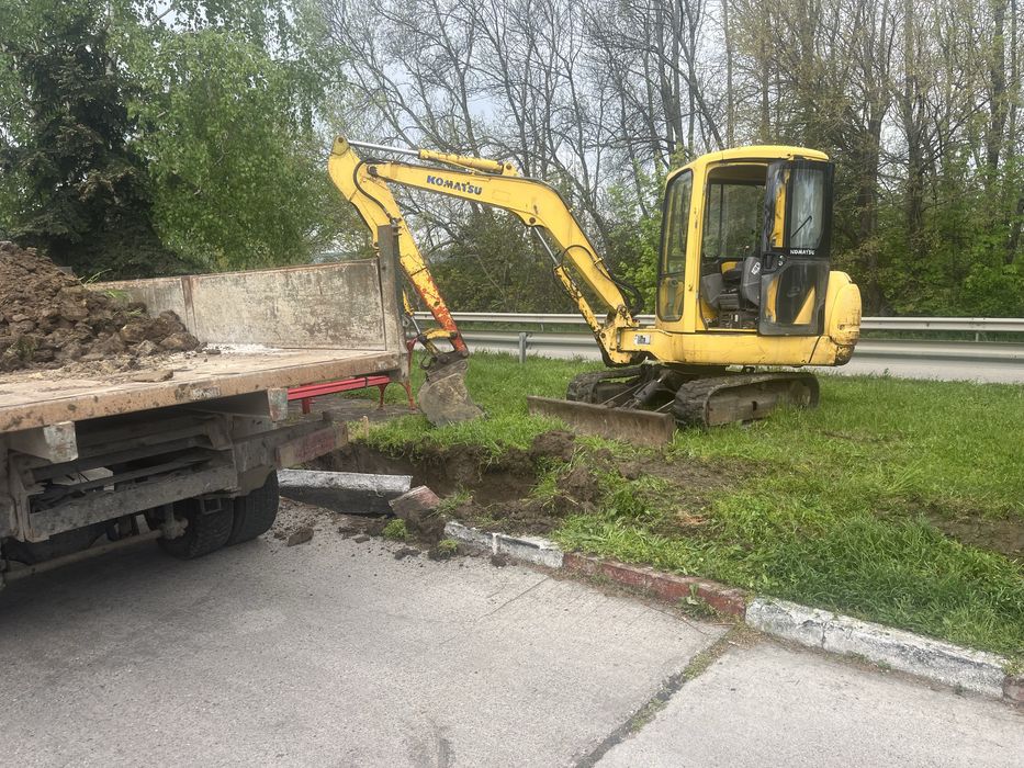 Багер и самосвал с кран