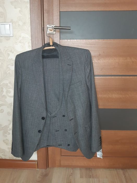 Продам костюм тройку