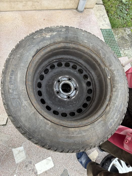 Vând set 4 cauciucuri de iarnă Volkswagen + 4 capace VW