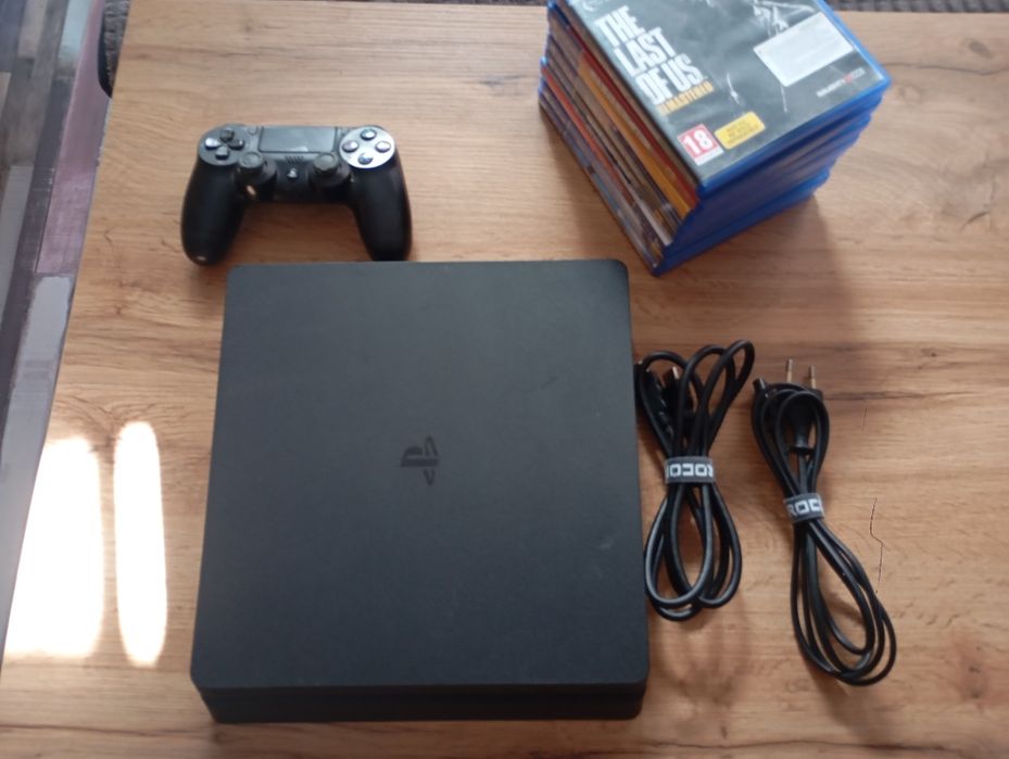PlayStation 4 500GB + 8 игри + контролер – отлично състояние!