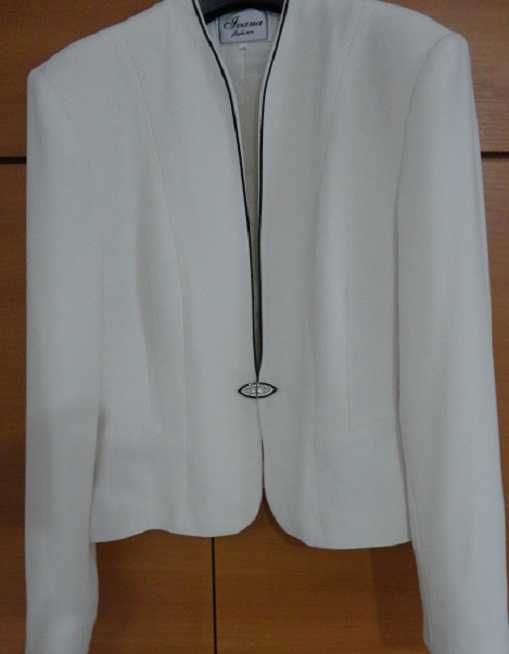 Taior 46 foarte elegant, din triplu voal alb ivoire