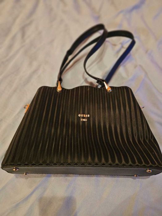 Намалена нова оригинална чанта Guess