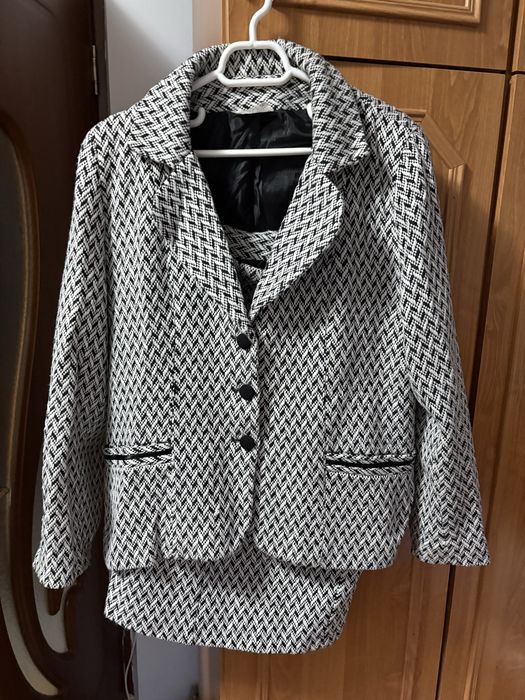 Vând costum,fustă+sacou