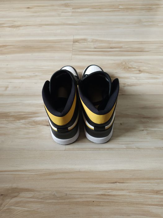 Оригинални мъжки кецове Nike Air Jordan 1 Mid White Pollen Black