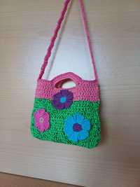 Плетена детска цветна чантичка