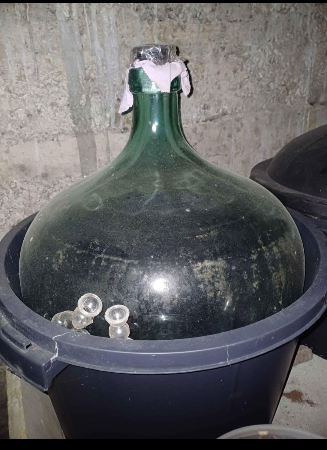 Vând doua damigene