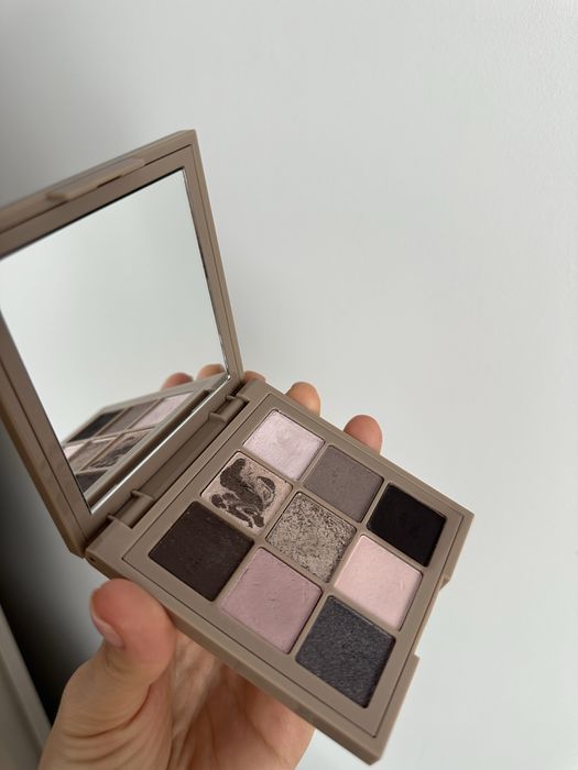 Paleta farduri Huda Beauty Creamy Obsessions Greige