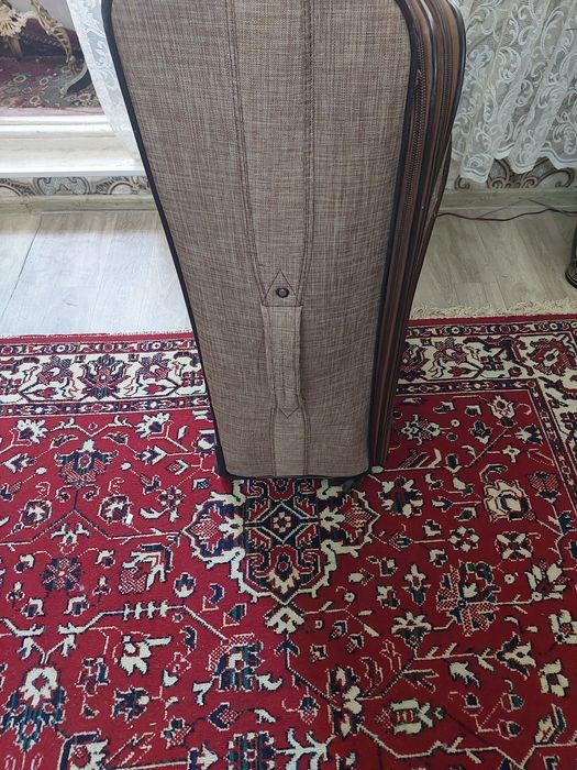 Большой чемодан бежевый