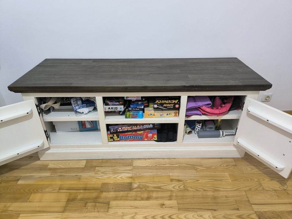 Vând comodă TV din lemn masiv, cu design rustic
