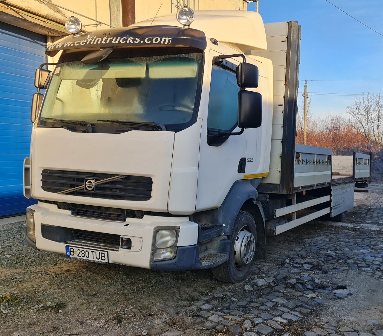 Camion Volvo Fl 280 14t 2008 E4 platforma deschisa cu obloane