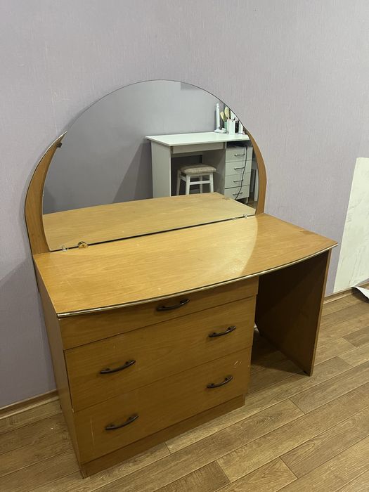 Столик туалетный, с зеркалом  и вешалка-стойка