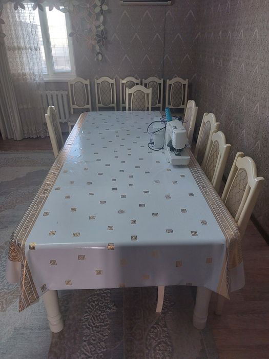 Стол сатылады  стулясымен