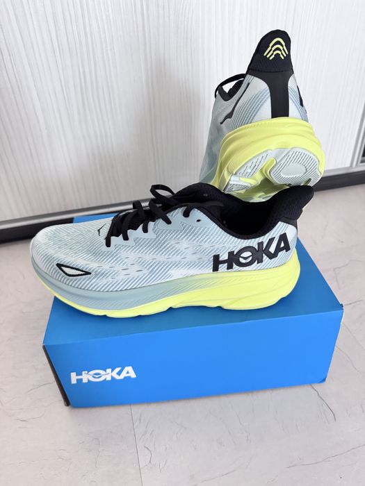 Продавам маратонки за бягане HOKA Clifton 9