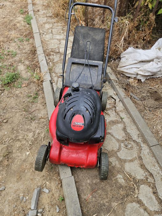 Vând mașina de tuns pe benzina