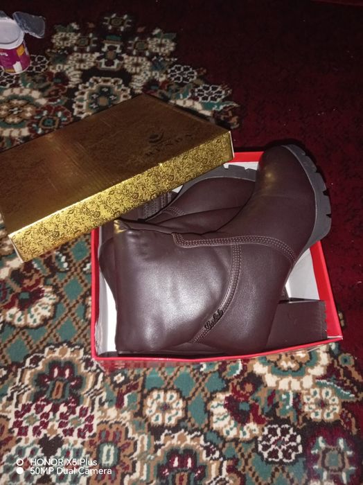 Ayollar poyabzali. Etik