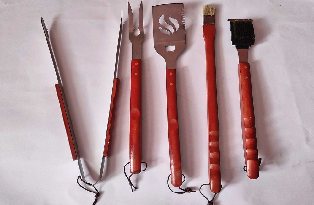 Комплект големи масивни кухненски прибори за готвене в дървен куфар