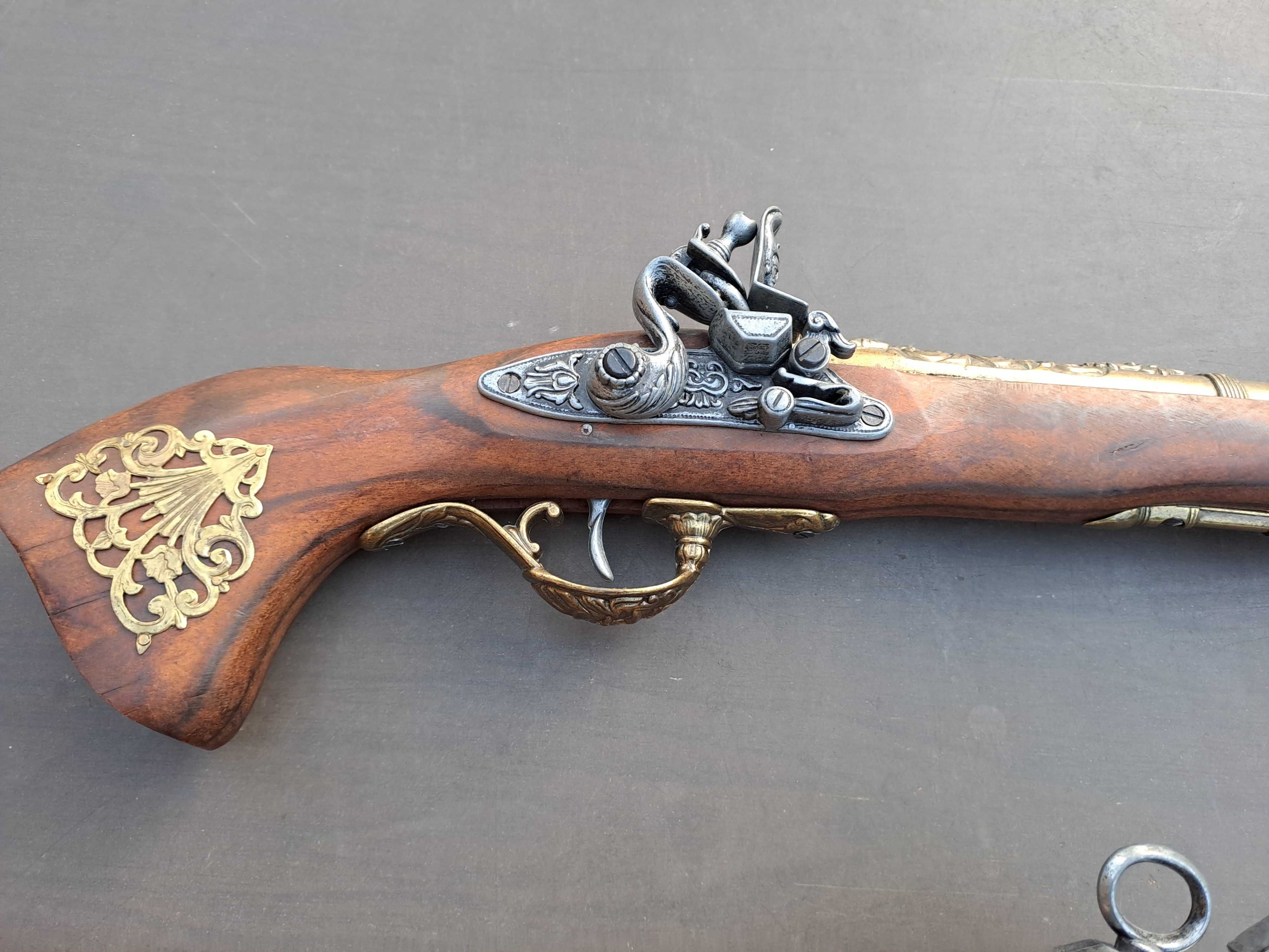 pistol toporisca panoplie lemn alama