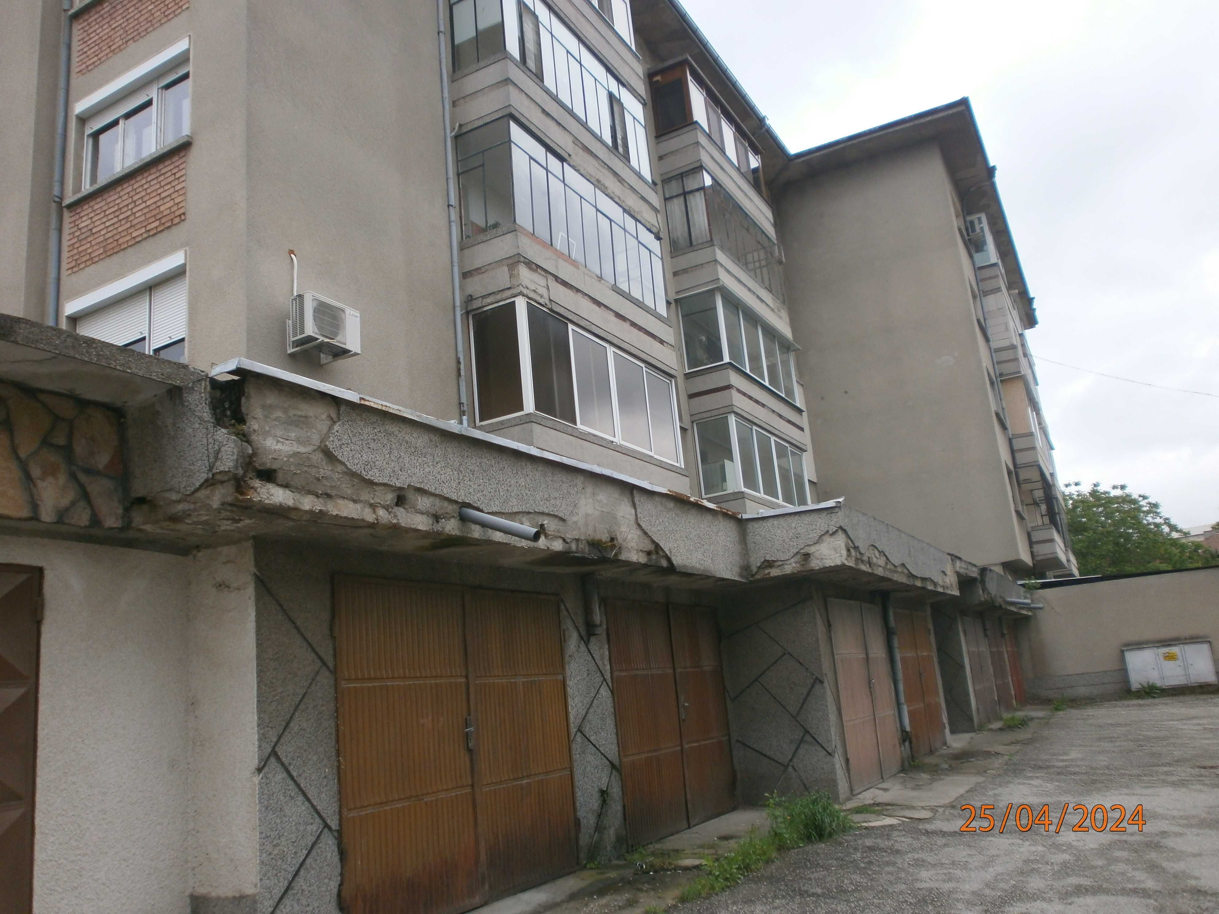 Подава тристаен апартамент с гараж в гр.Левски