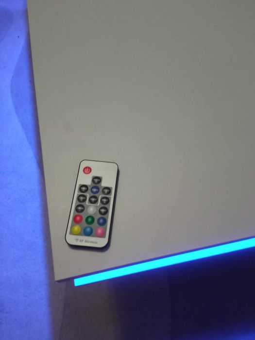 Холна маса Аурора с включено RGB LED осветление и дистанционно.