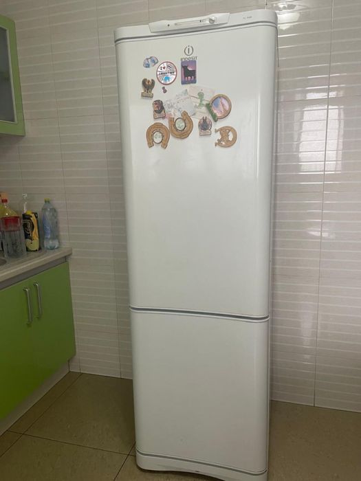 Продам Холодильник Indesit