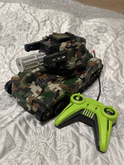 Продам танк на пульте управления, стреляет орбизами