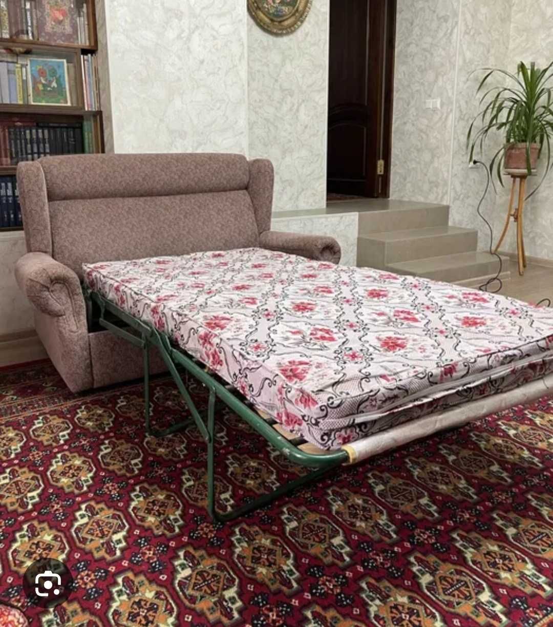 Диван, кресла и журнальный столик