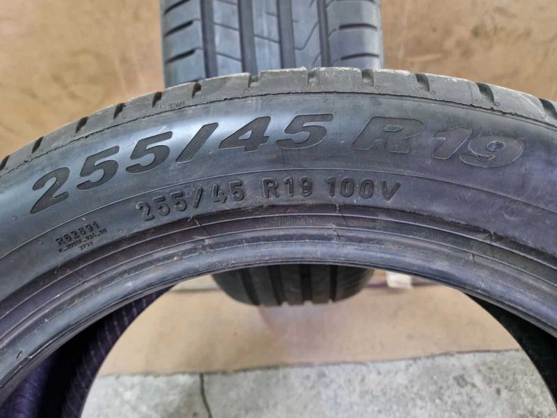 2 Pirelli R19 255/45 Anvelope de vară Dot3322
