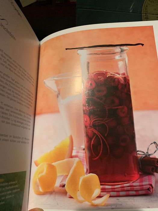 Продавам нова ,луксозно издание на книга  за  плодови сладки