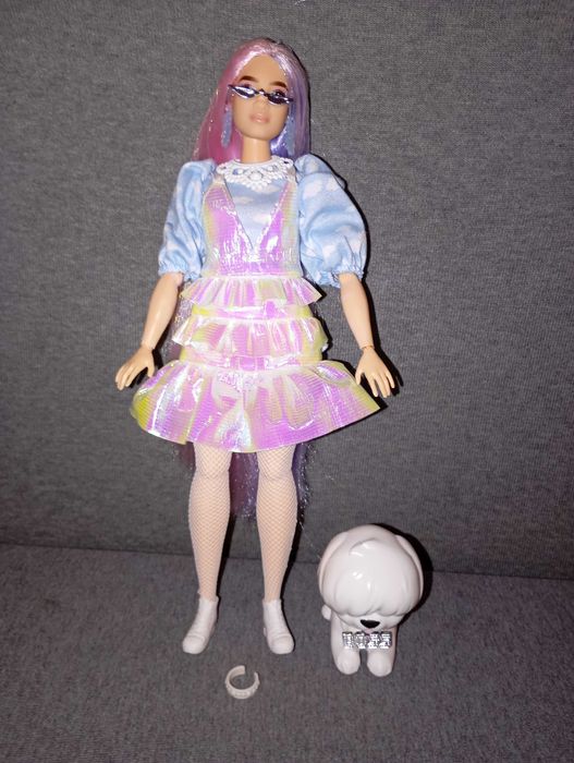 Кукла Barbie Extra с бяло куче.