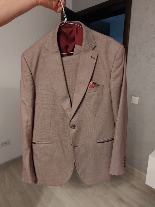 Vând costum eveniment mărimea 52