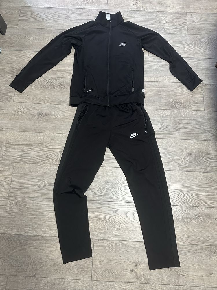 Nike екипче.