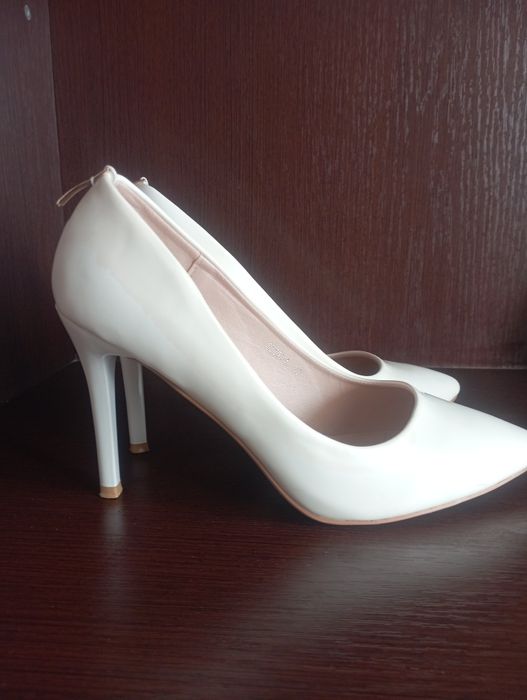 Женские туфли на шпильках