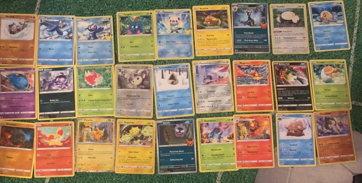 Vând cărți Pokemon