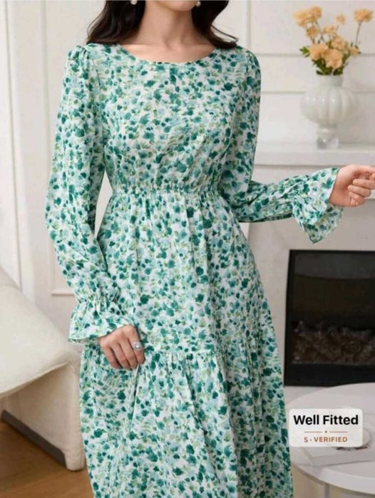 Шарена зелена рокля с дълъг ръкав