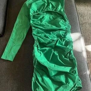 зелена рокля zara