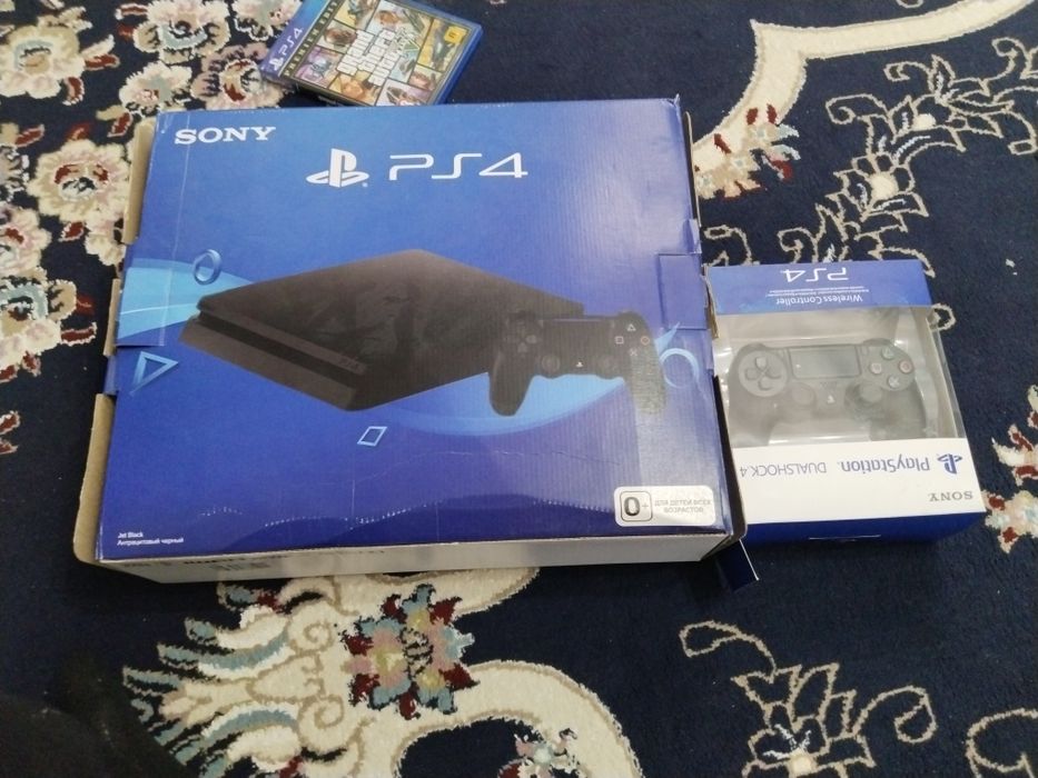 Продам Playstation 4 почти новый