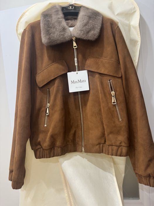 Замшевая куртка с меховым воротником.