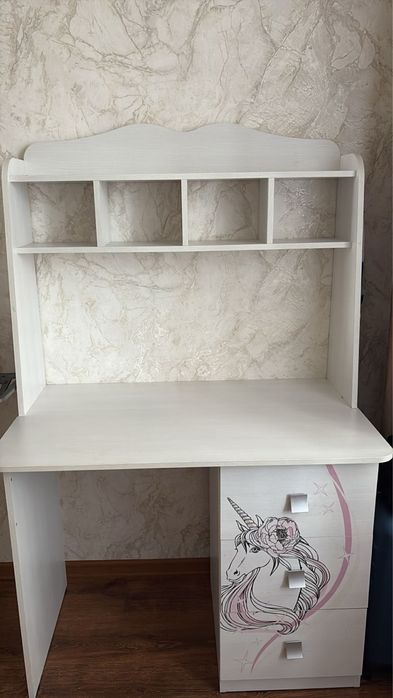 Стол школьный в хорошем состоянии для девочки