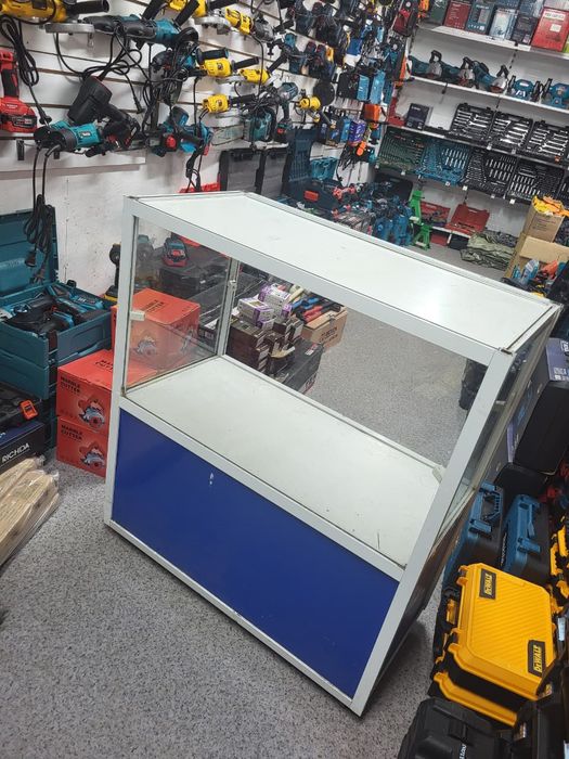 Стеклянная ветрина