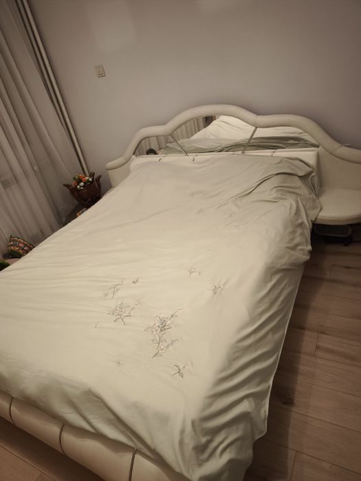 Продавам луксозна спалня с четириклирен гардероб