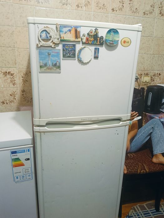 Холодильник. Верхний морозильник