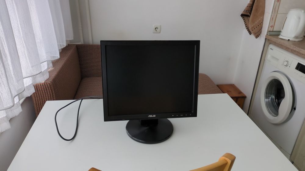 Продавам стар LCD монитор ASUS VB171