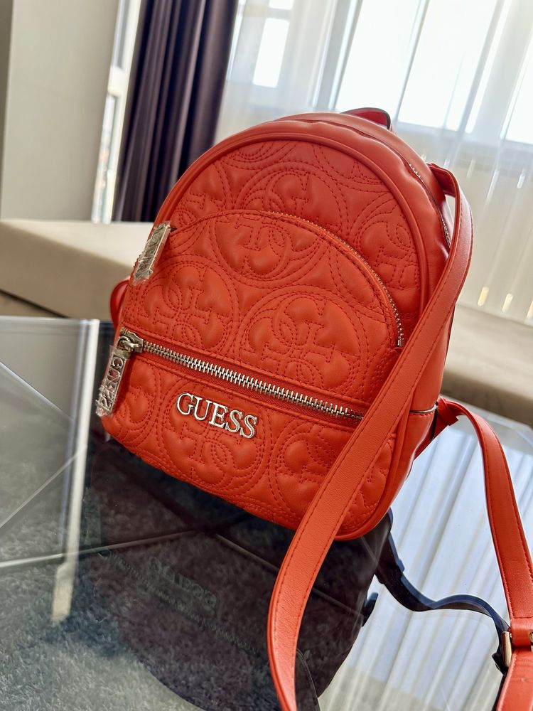 Кожена раничка Guess