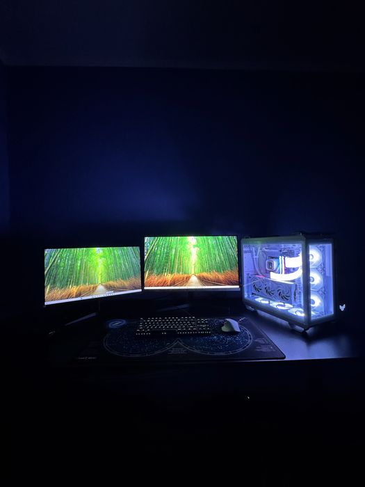 Геймърски сетъп, с 2 монитора, мишка и клавиатура