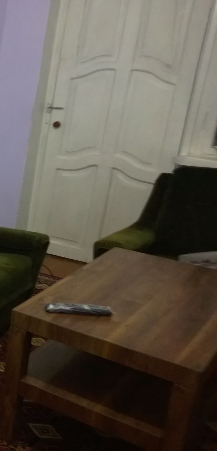 Тяжелый журнальный столик в отличном состоянии