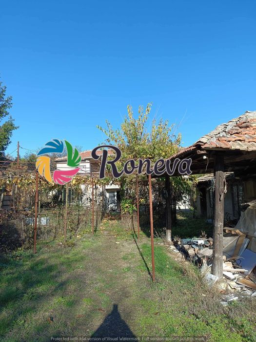 Голямо дворно място с къща и много сезонни постройки