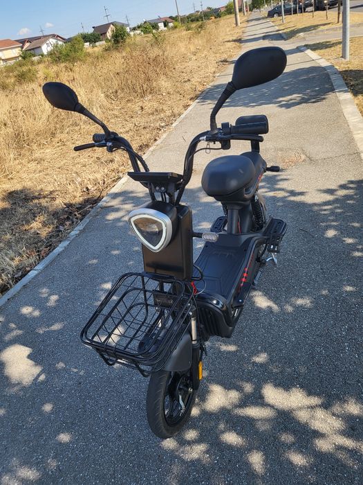 Moped cu pedale aproape nou.