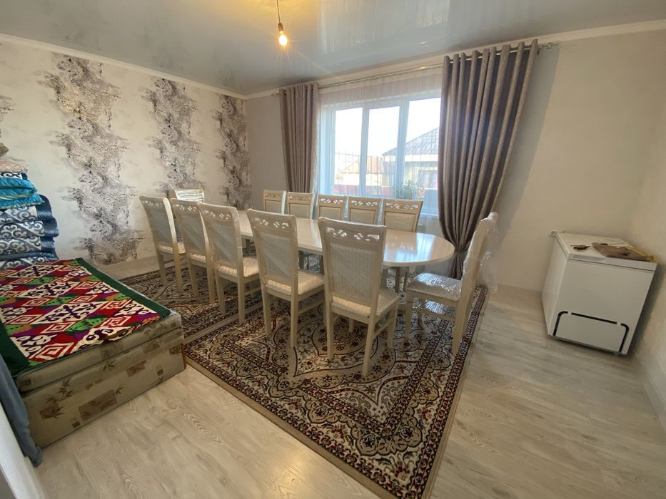 Стол сатылады жана 4м 12орындыгымен