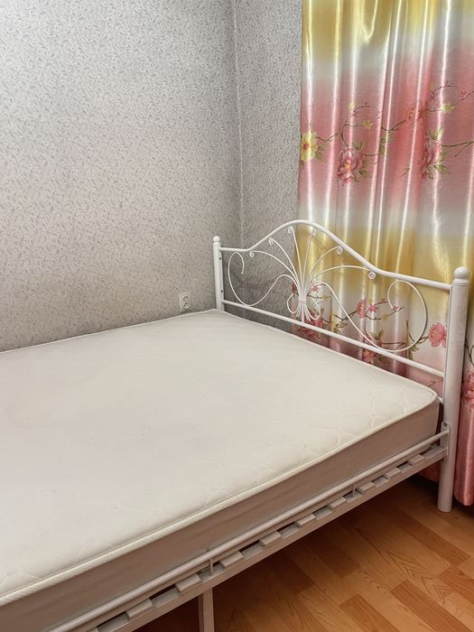 Продам кровать без матраца