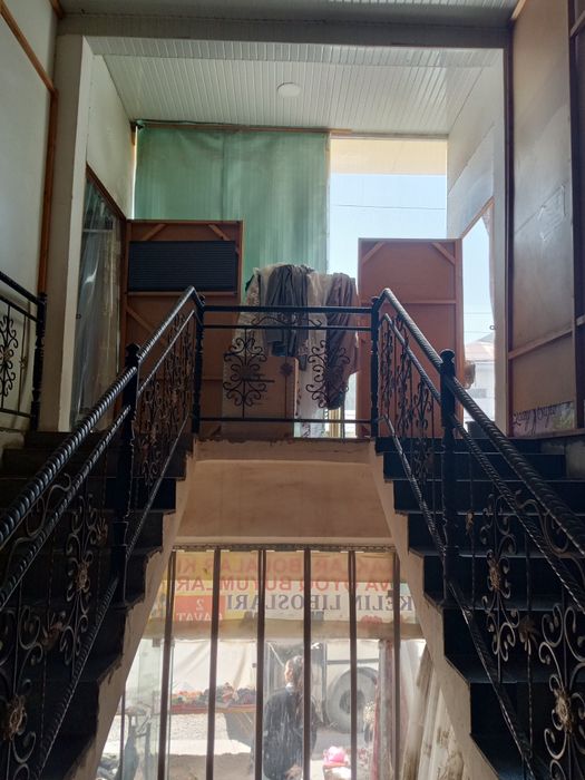 Магазинлар сотилади. Ангрен бозорини енида